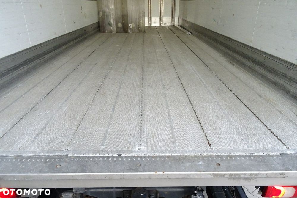 Mercedes-Benz Antos 2840 sypialna euro 6 kontener chłodnia 18 palet 3 osie - 32