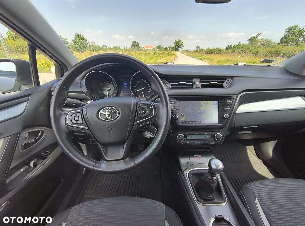 Toyota Avensis 1.8 Premium - 12