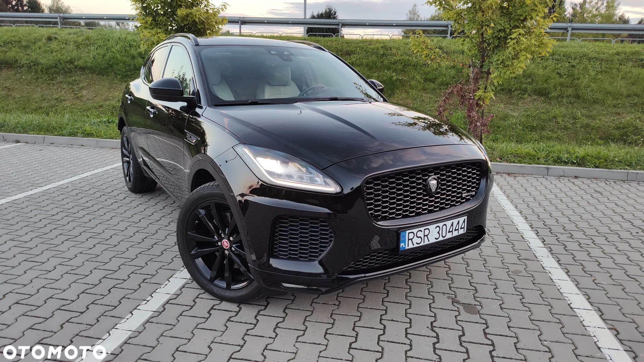 Jaguar E-Pace P300 AWD R-Dynamic SE - 1