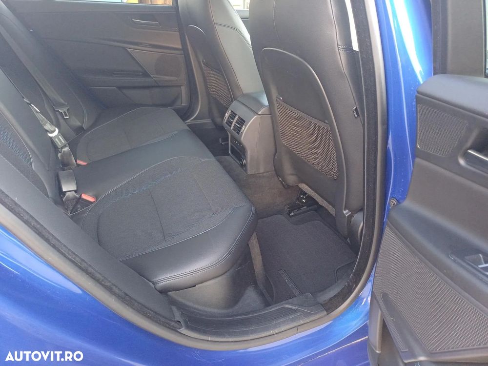 Jaguar XE 2.0 AWD R-Sport - 23