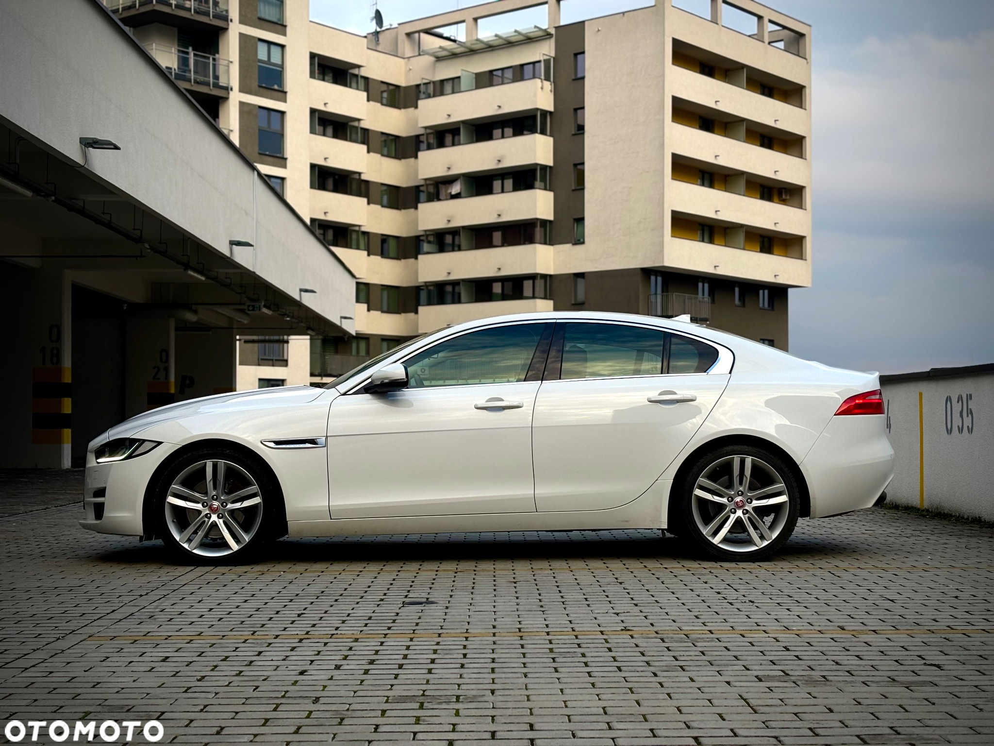 Jaguar XE 2.0 T Pure - 11
