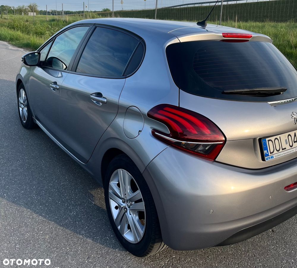 Peugeot 208 1.2 PureTech GPF Signature S&S - 6