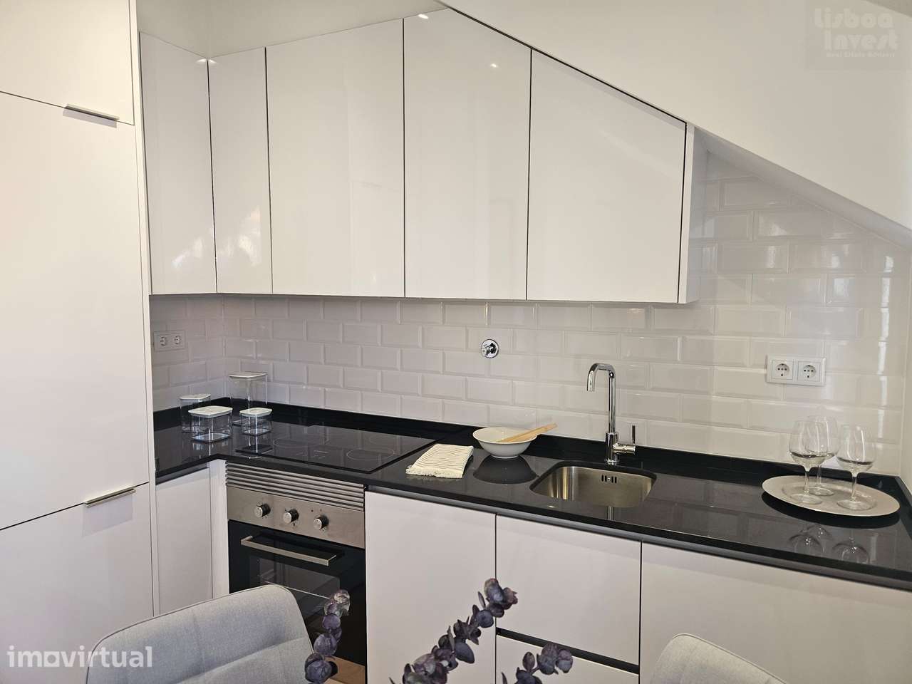 Vendo T2 Remodelado Santa Apolonia com Varanda e vista Rio - Grande imagem: 3/21