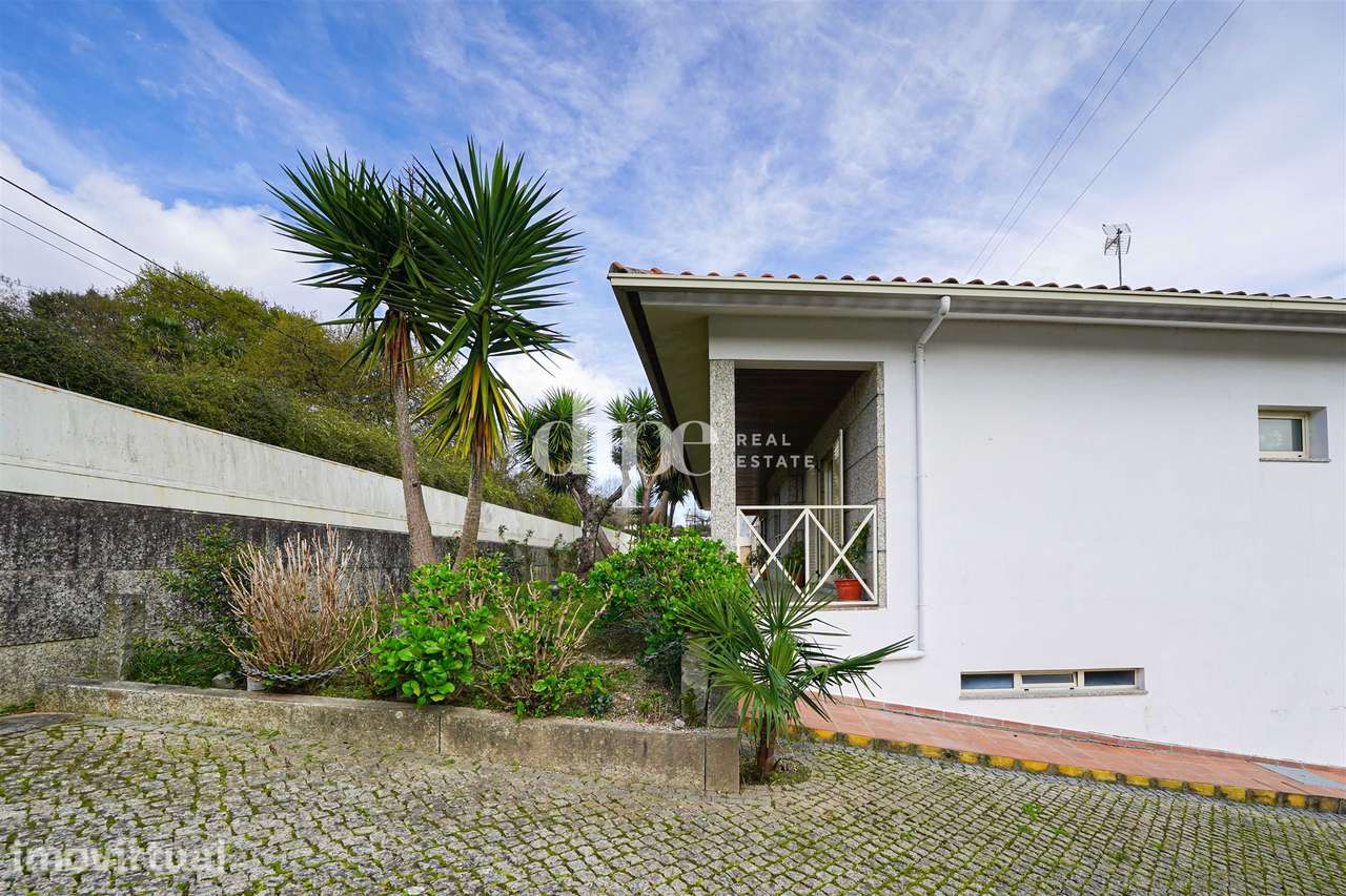 Moradia com 4 suítes e amplo jardim - Grande imagem: 2/17