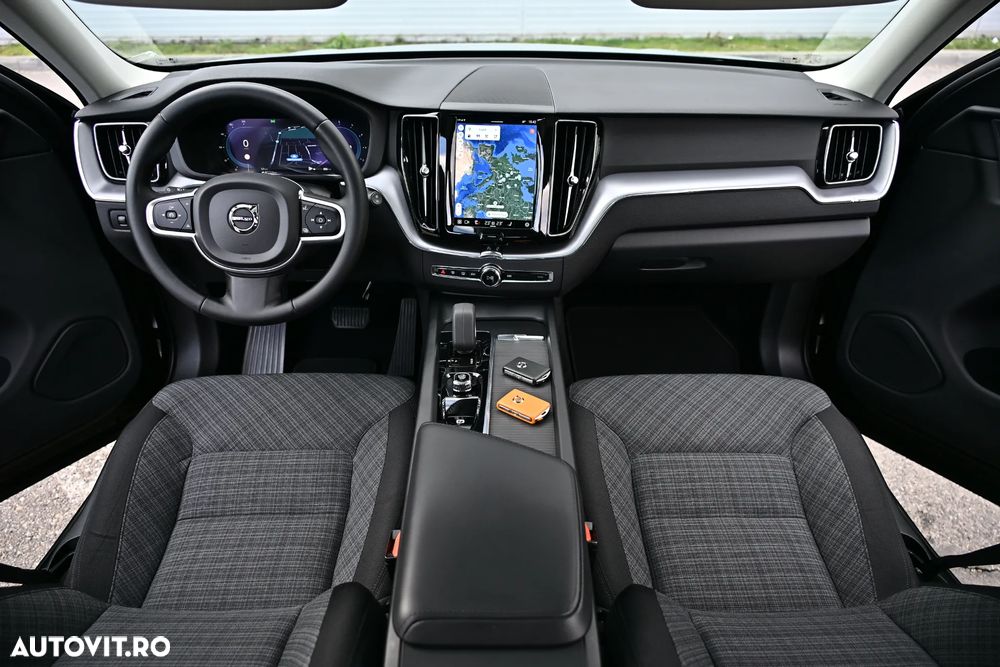 Volvo XC 60 B4 MHEV AT AWD Ultimate Dark - 16