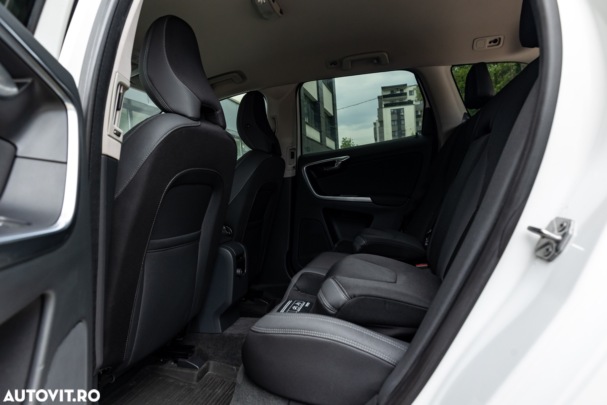 Volvo XC 60 D4 Geartronic Momentum Pro - 17