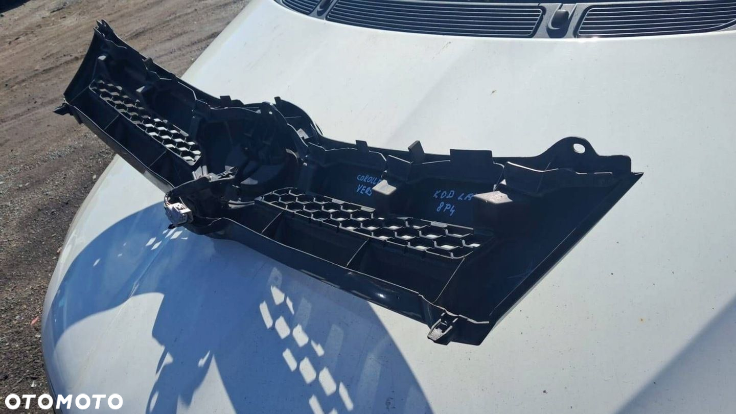 GRILL ATRAPA ZDERZAKA Z KAMERĄ TOYOTA COROLLA VERSO II 04R KOD LAK. 8P4 - 4