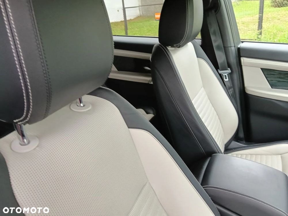 Land Rover Discovery Sport P300e R-Dynamic HSE - 16