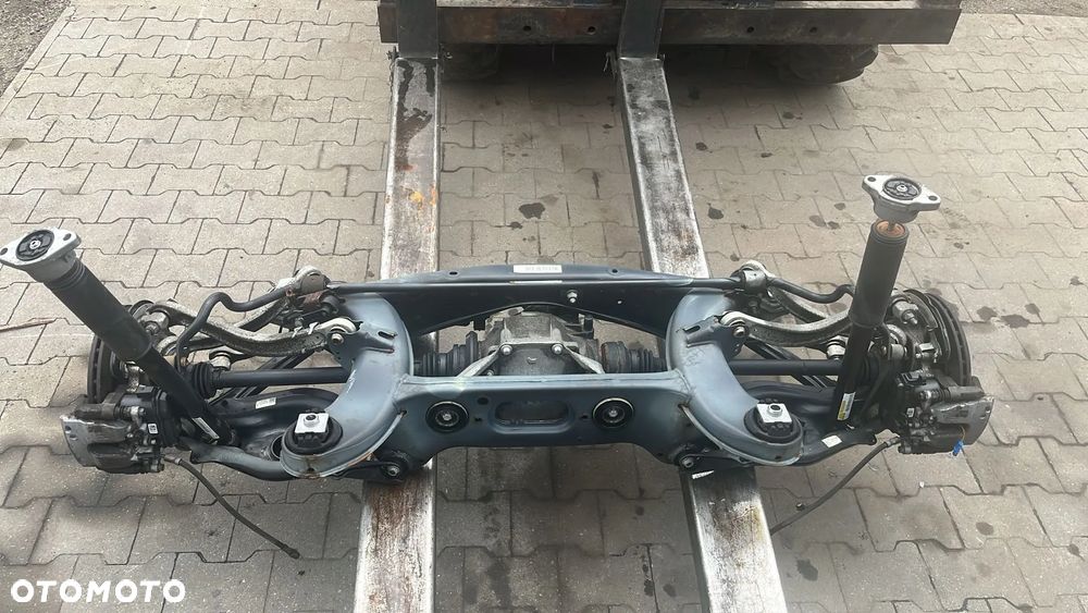 BELKA OŚ ZAWIESZENIA TYŁ MERCEDES W213 - 2