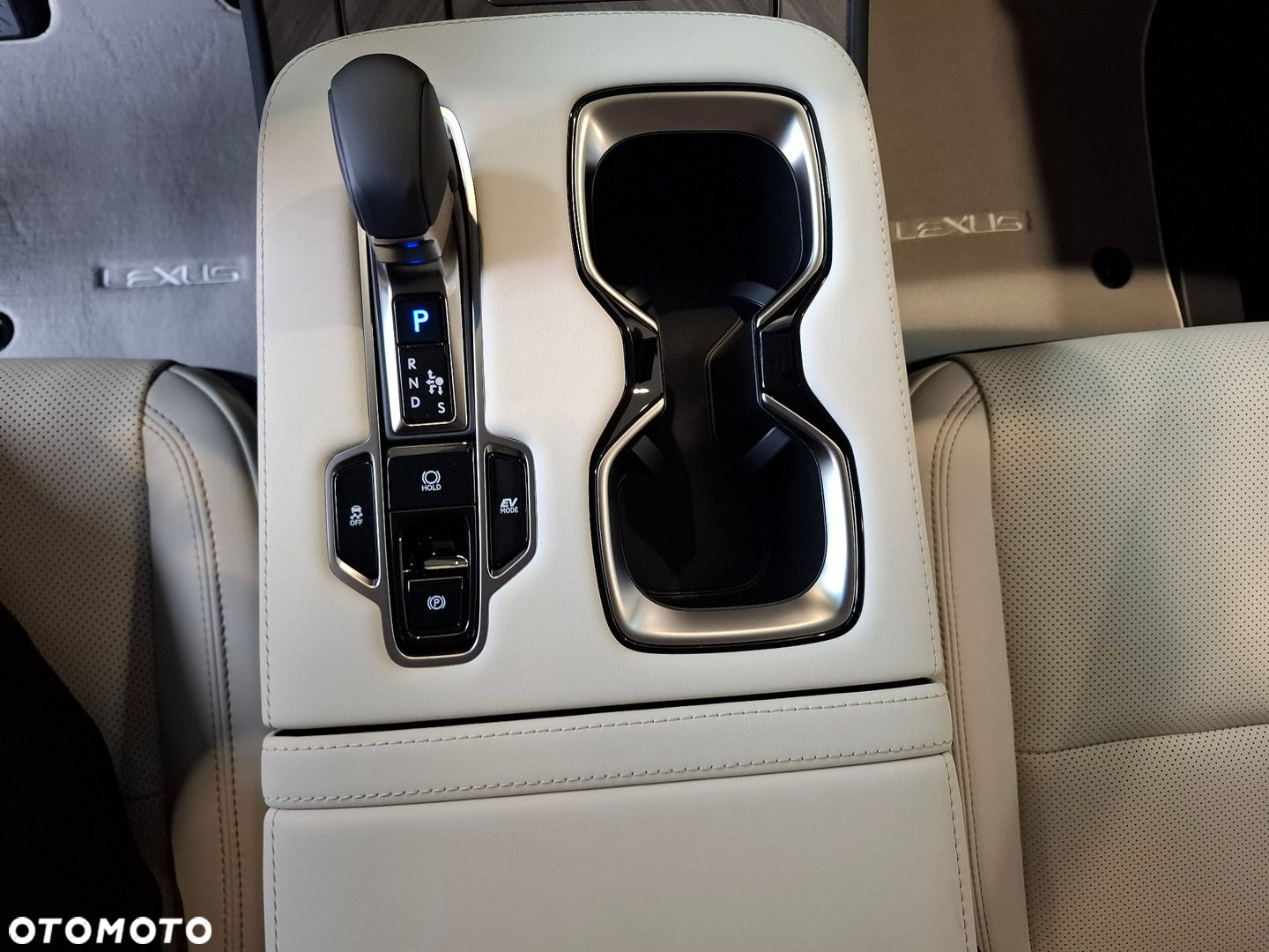 Lexus LM - 25