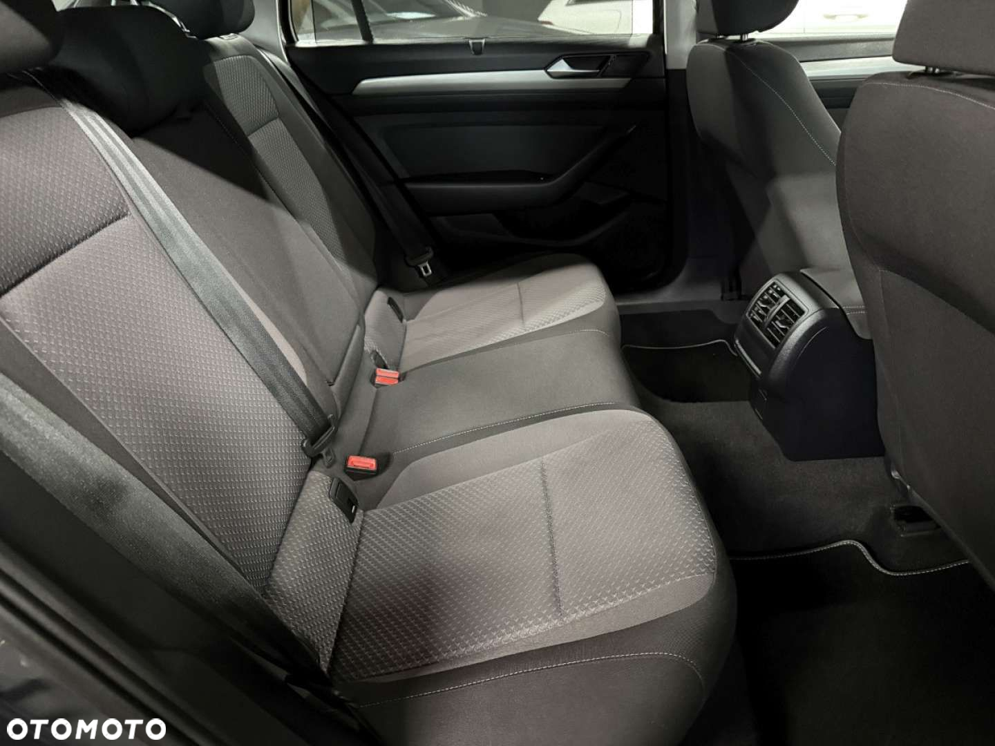 Volkswagen Passat - 34