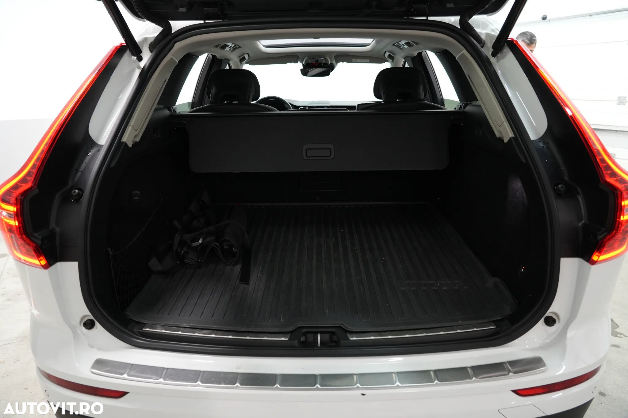 Volvo XC 60 B4 D AWD Geartronic Momentum Pro - 9