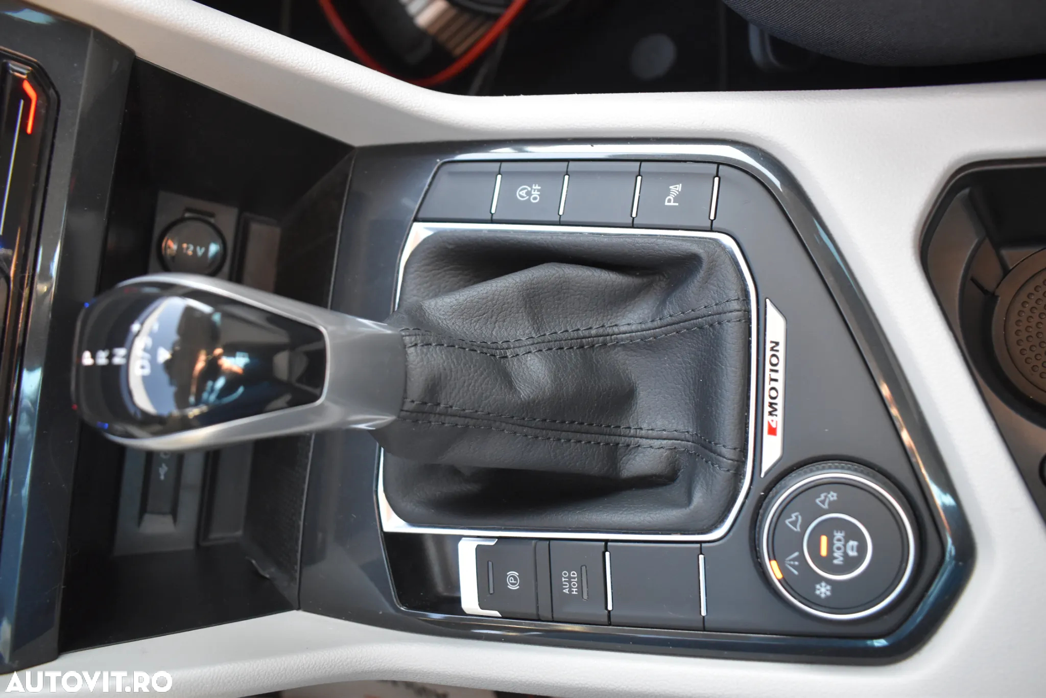 Volkswagen Tiguan 2.0 TDI SCR 4MOTION DSG Elegance - 32