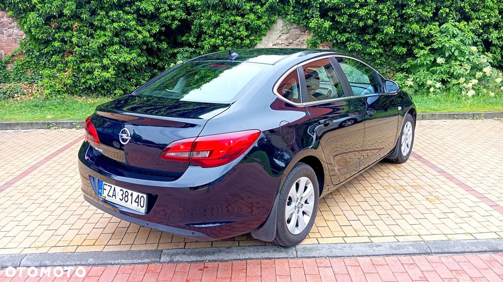 Opel Astra 1.6 Executive EU6 - 9