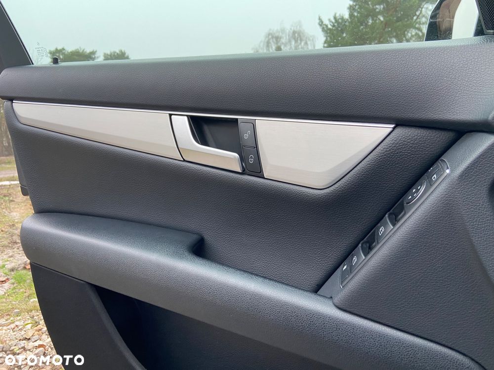 Mercedes-Benz Klasa C 220 CDI DPF BlueEFFICIENCY Avantgarde Edition - 19