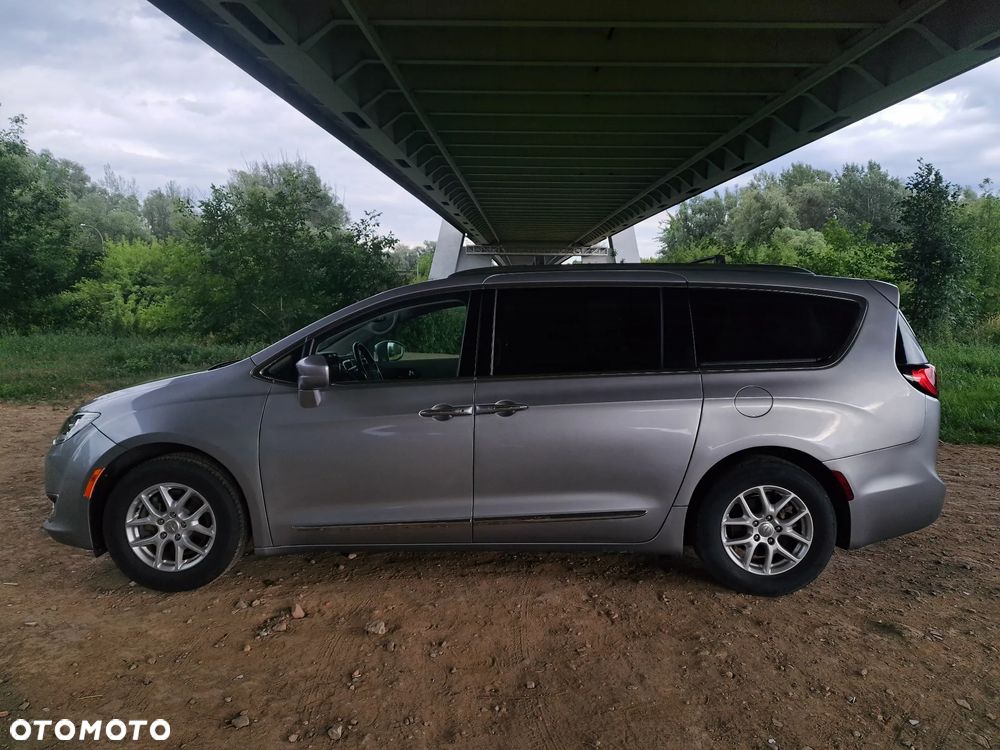 Chrysler Pacifica - 11