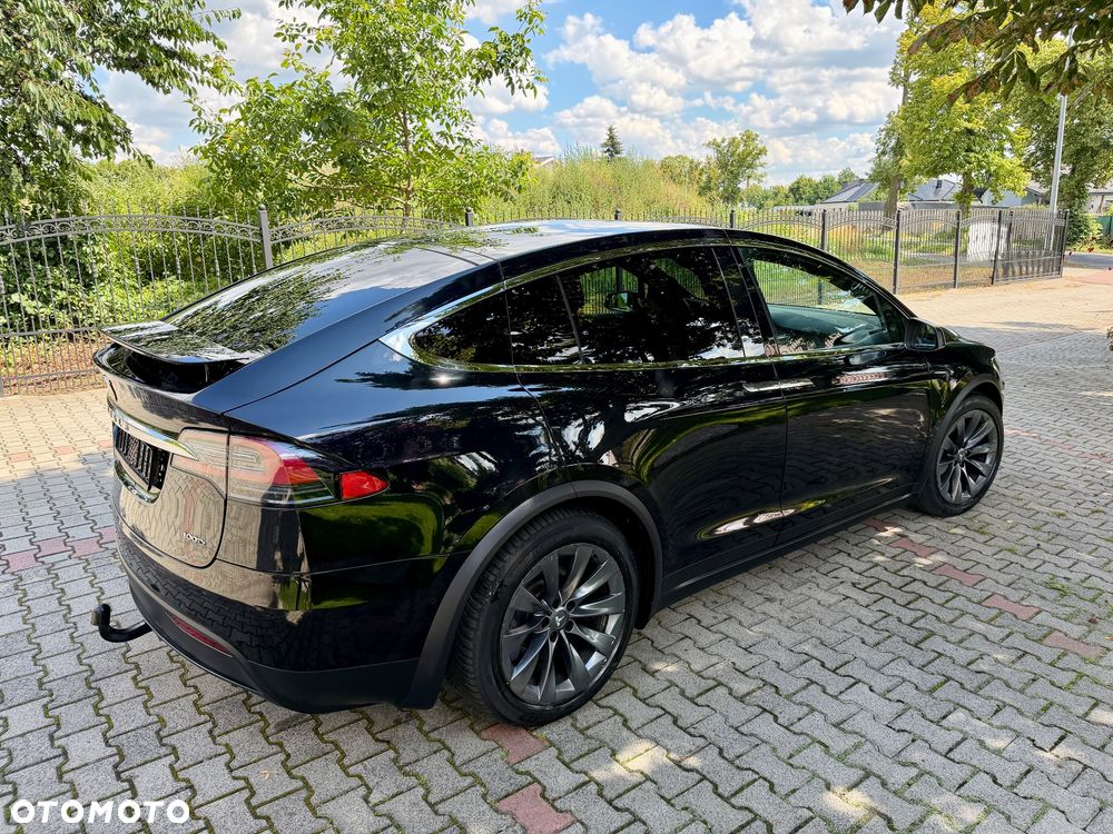 Tesla Model X - 11