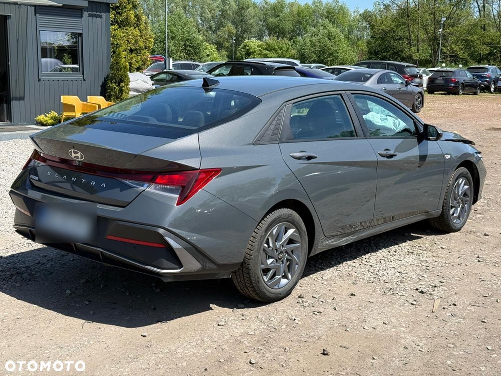 Hyundai Elantra 1.6 Modern CVT - 12