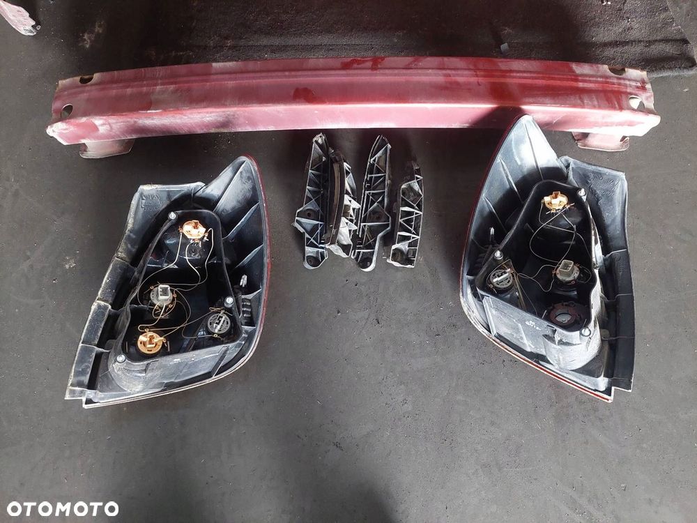 KOMPLETNY TYŁ KLAPA BAGAŻNIKA ZDERZAK LAMPY TOYOTA COROLLA VERSO I 3N8 - 16