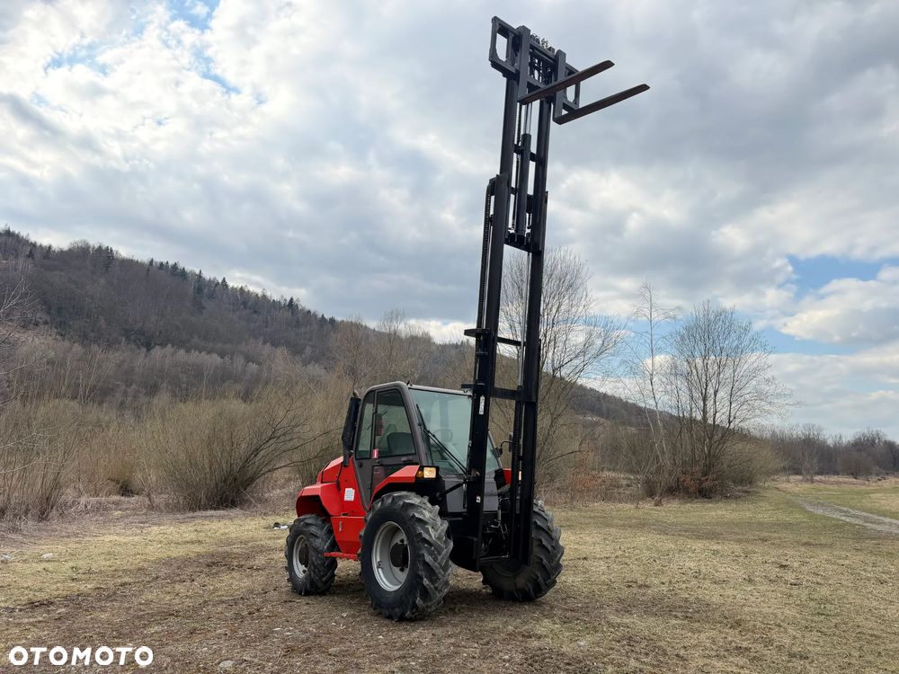 Manitou M30-4 T Wózek Widłowy 4X4 TERENOWY. 1910mtg. Maszyna Jak Nowa! Maszt Triplex WOLNY SKOK! 2016rok. z Norweskiego Gospodarstwa. Silnik PERKINS TURBO 90km. DEKRA Aktualna 2026rok! 3 tony Udzwig! Posuw wideł Hydrauliczny! Jazda REWERS+4 biegi. Ani deka luzów czy wycieków! Zadbana Maszyna! Okazja. Podzespoły jak Nowe tłoczyska suche! 5,5 wys. Podnoszenia - 33