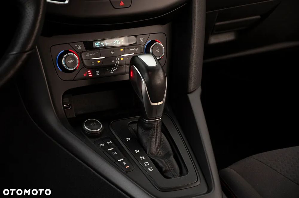 Ford Focus SW 1.5 EcoBoost S&S ST-LINE - 33