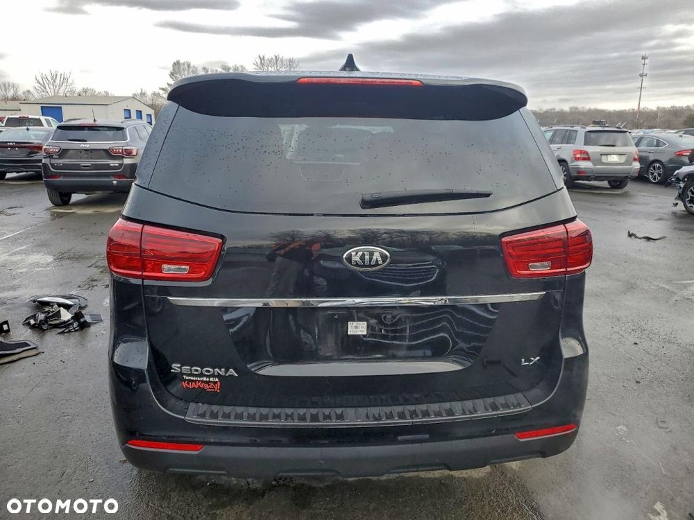 Kia Sedona - 6