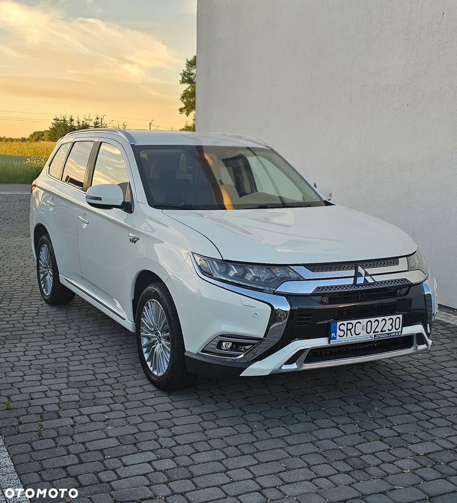 Mitsubishi Outlander - 2