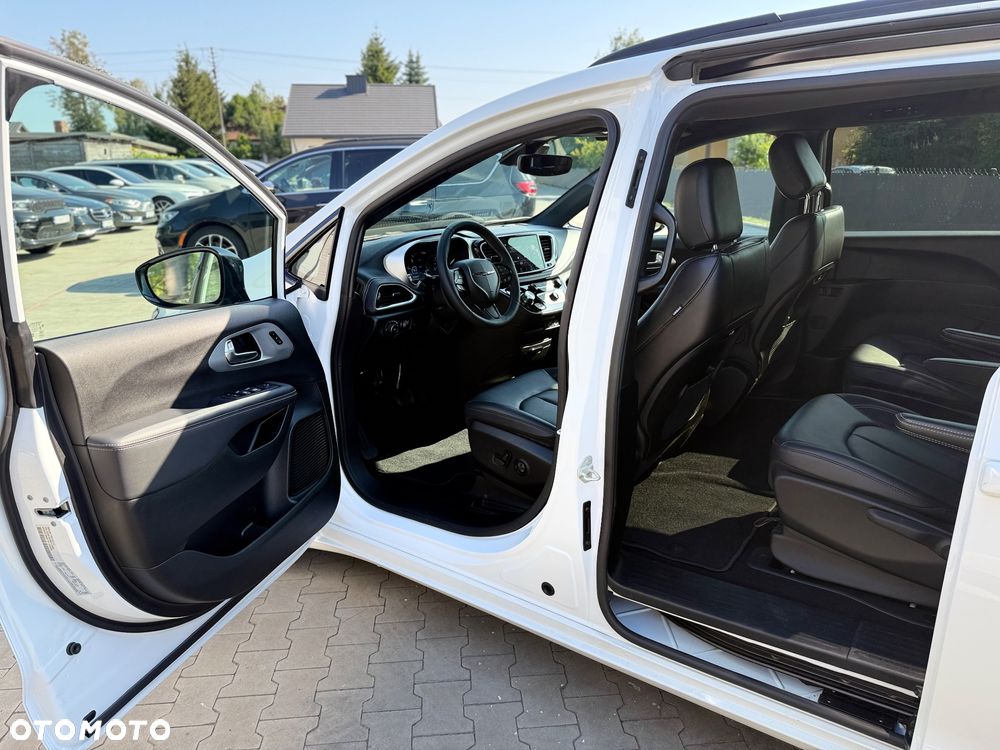 Chrysler Pacifica - 17