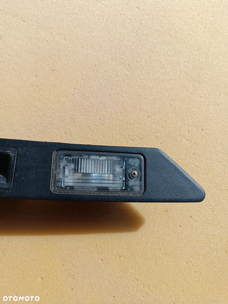 audi A8 D4 4H1 AUDI LAMPKI OŚWIETLENIE REJESTRACJI 8E0827574C LISTWA Z LAMPKAMI TYLNEJ TABLICY REJESTRACYJNEJ - 2