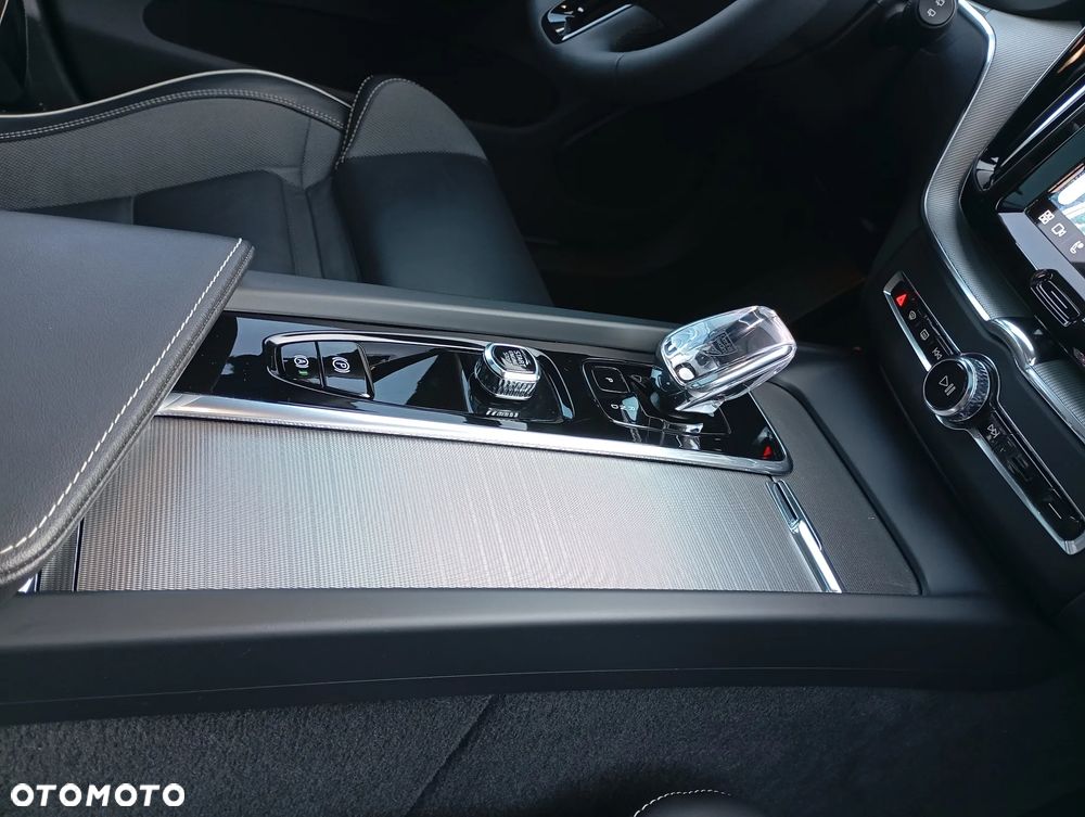 Volvo XC 60 B4 D AWD Ultimate Dark - 18