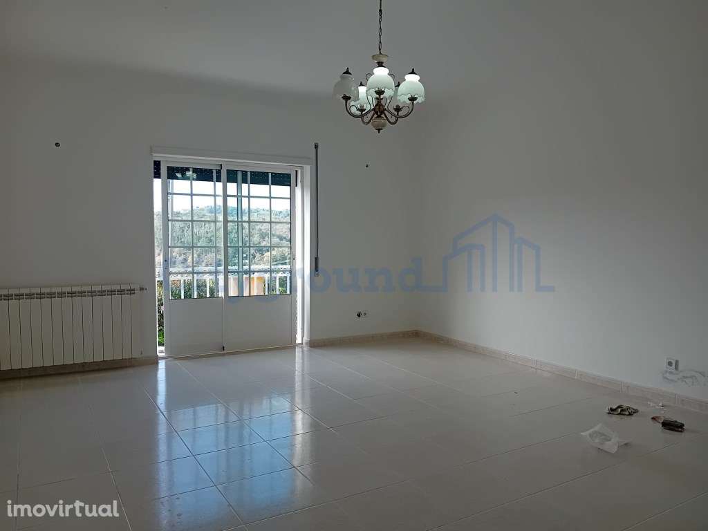 Moradia remodelada, com garagem e anexo, perto da Batalha - Grande imagem: 3/27