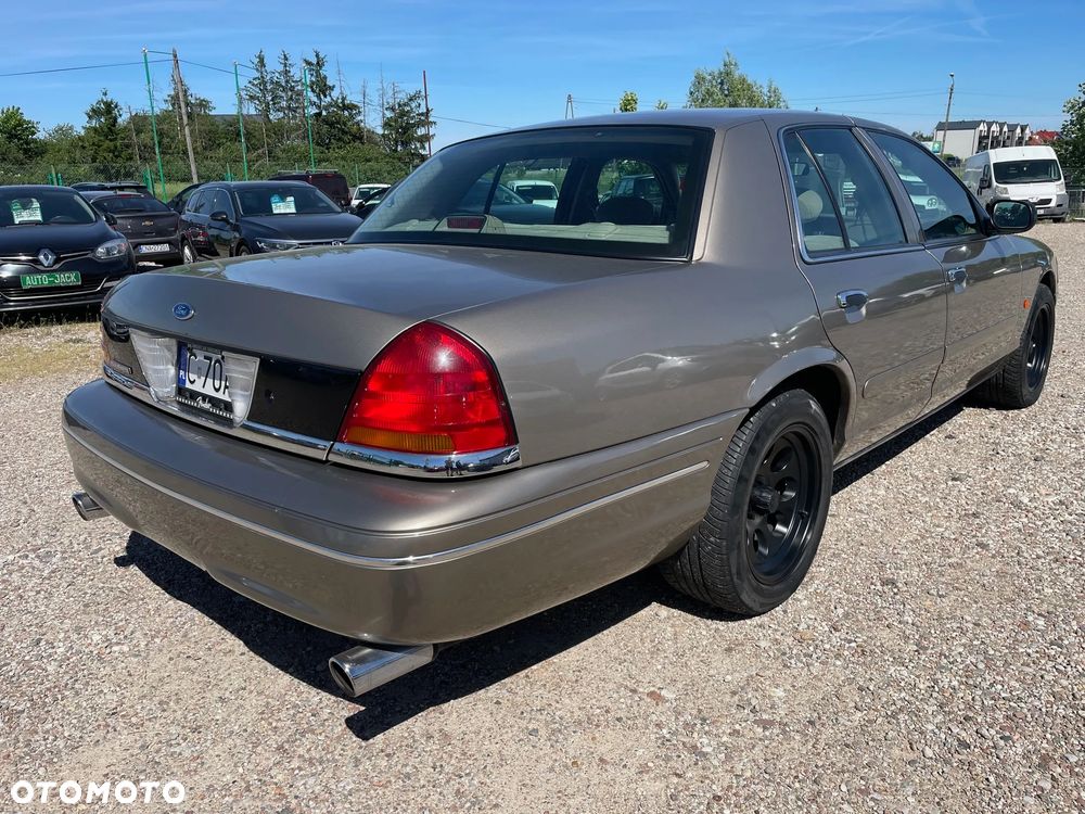 Ford Crown - 7