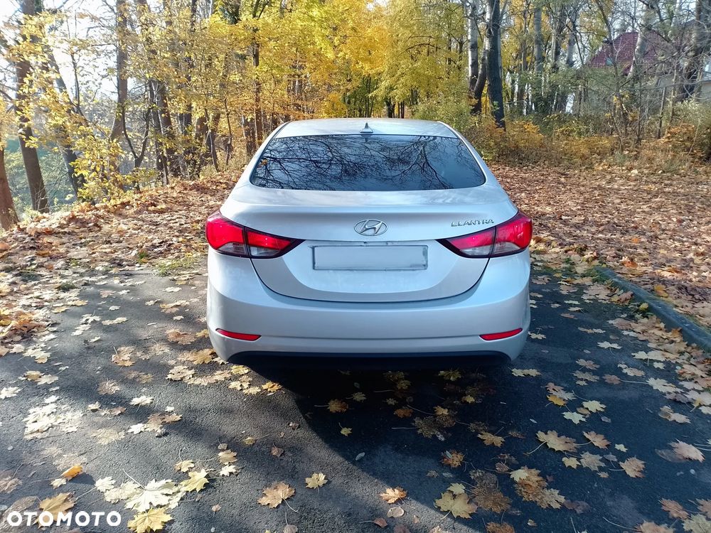 Hyundai Elantra - 11