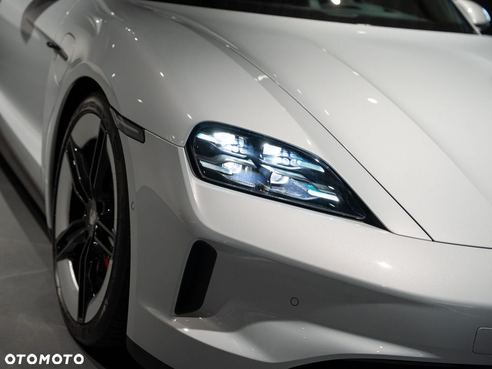 Porsche Taycan - 16