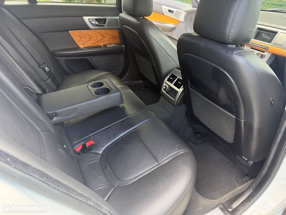 Jaguar XF Sportbrake 2.2 D Luxury - 9