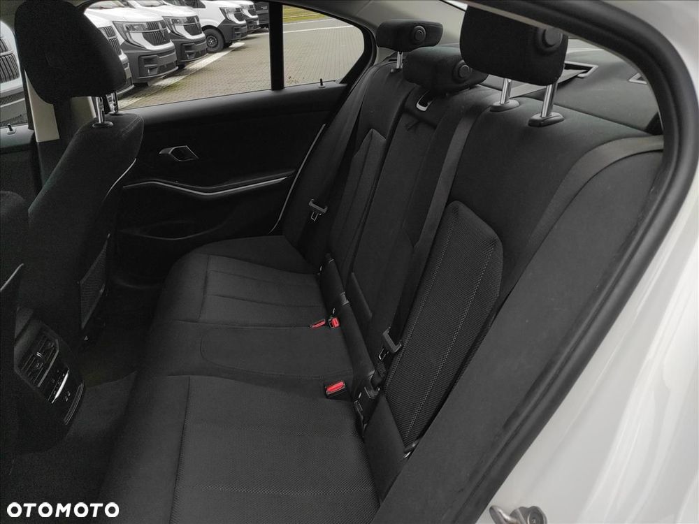 BMW Seria 3 318i - 12