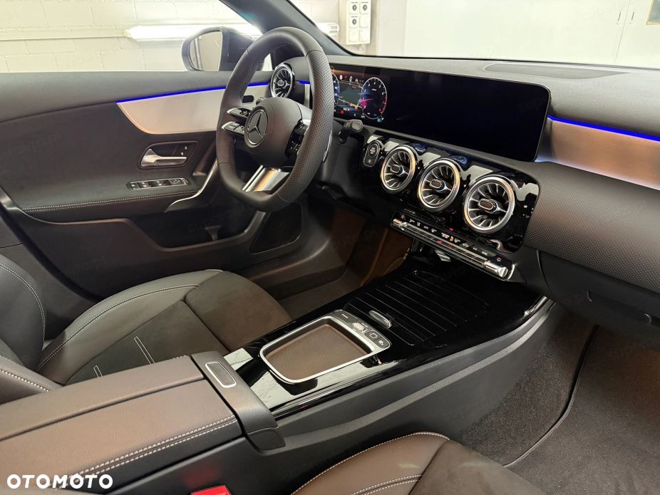 Mercedes-Benz Klasa A 220 4-Matic AMG Line 8G-DCT - 11