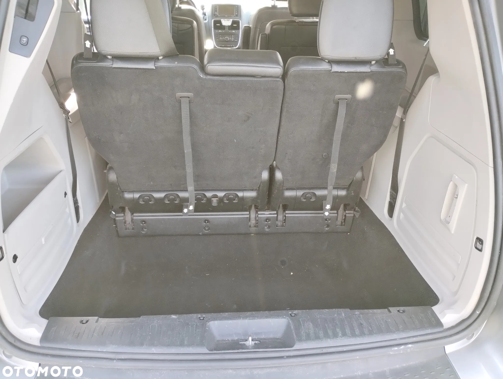 Chrysler Town & Country - 19