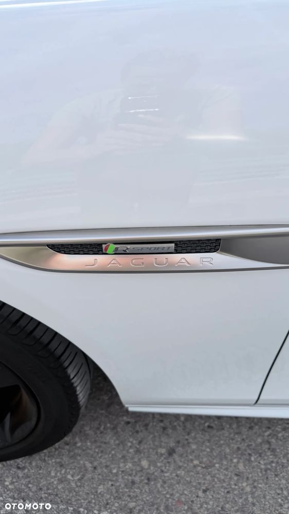 Jaguar XE 2.0 T R-Sport - 11