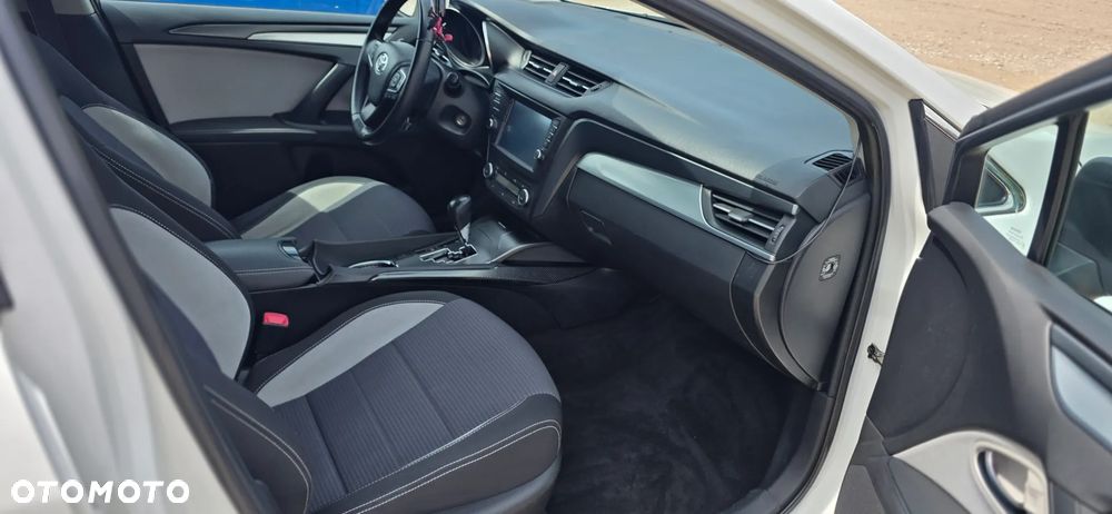 Toyota Avensis 2.0 Premium MS - 10