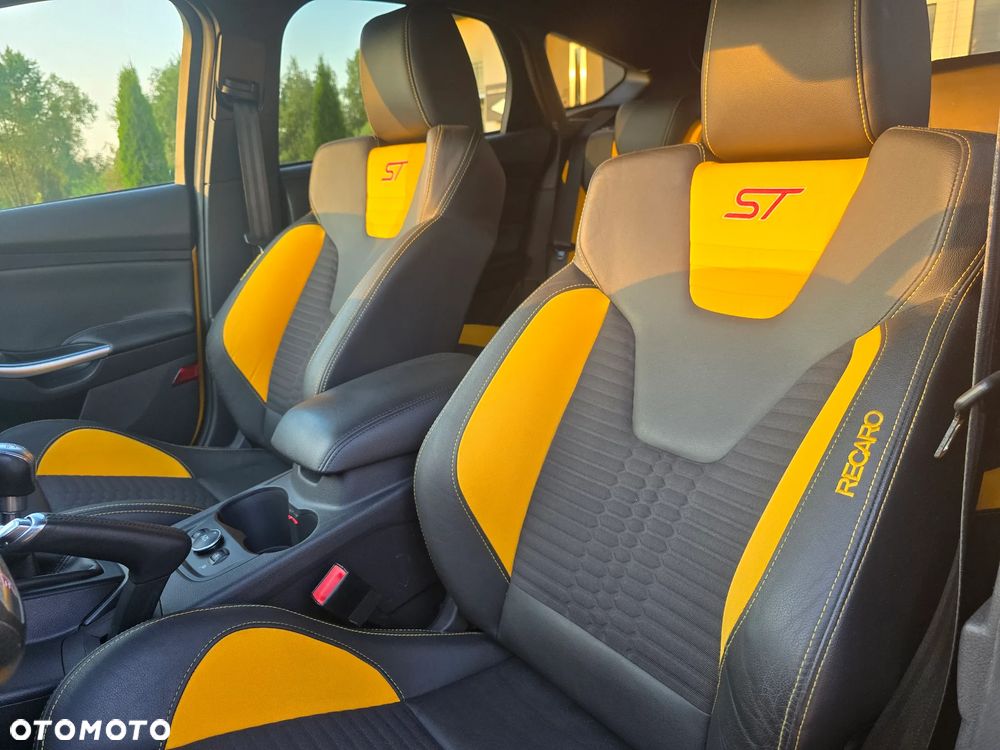 Ford Focus 2.0 EcoBoost ST - 17