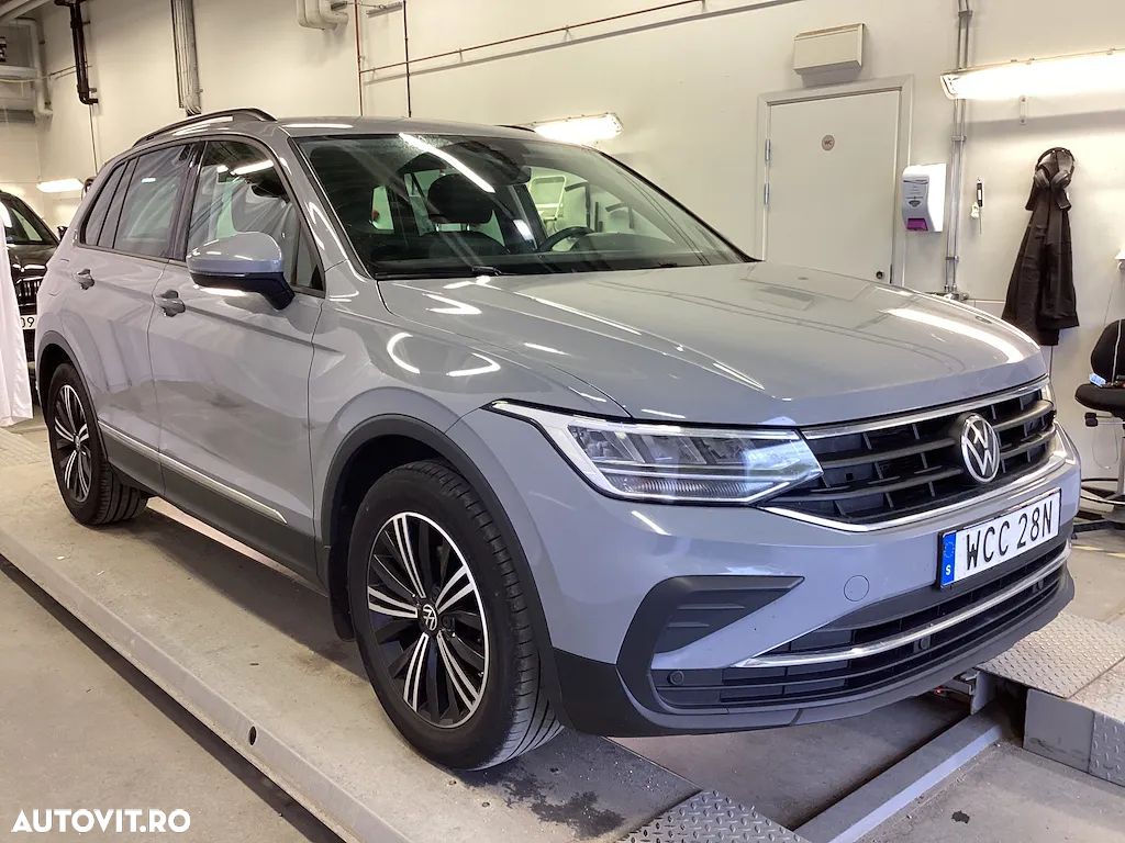 Volkswagen Tiguan - 1