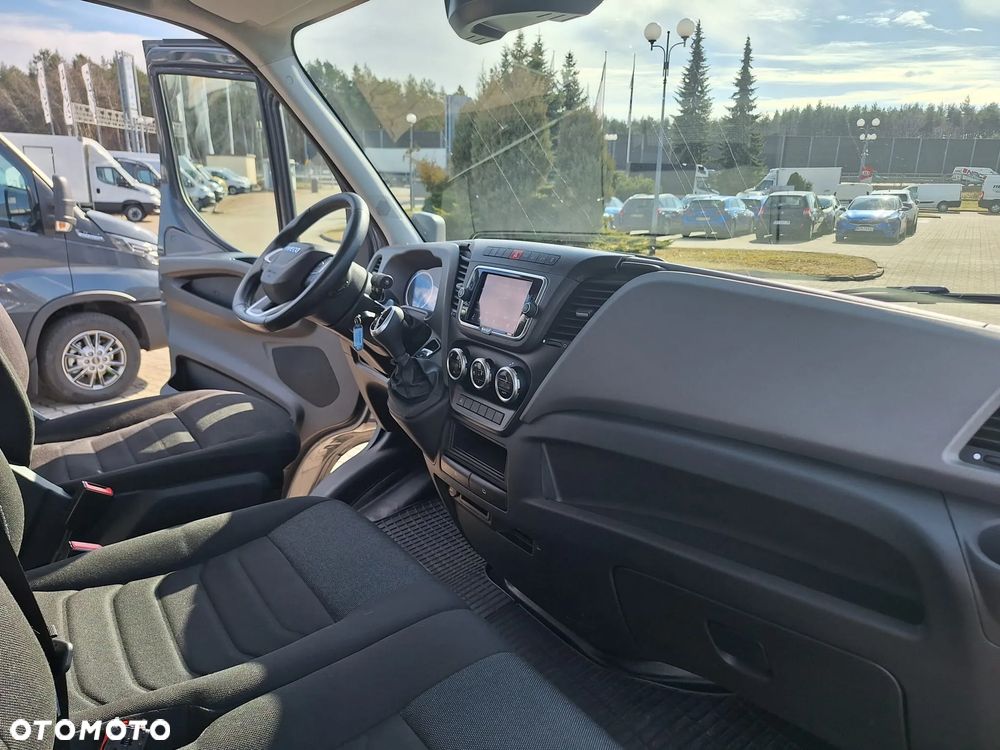Iveco Daily 35S18 HiMatic furgon 16m blaszak automat FV23% MAXI - 15