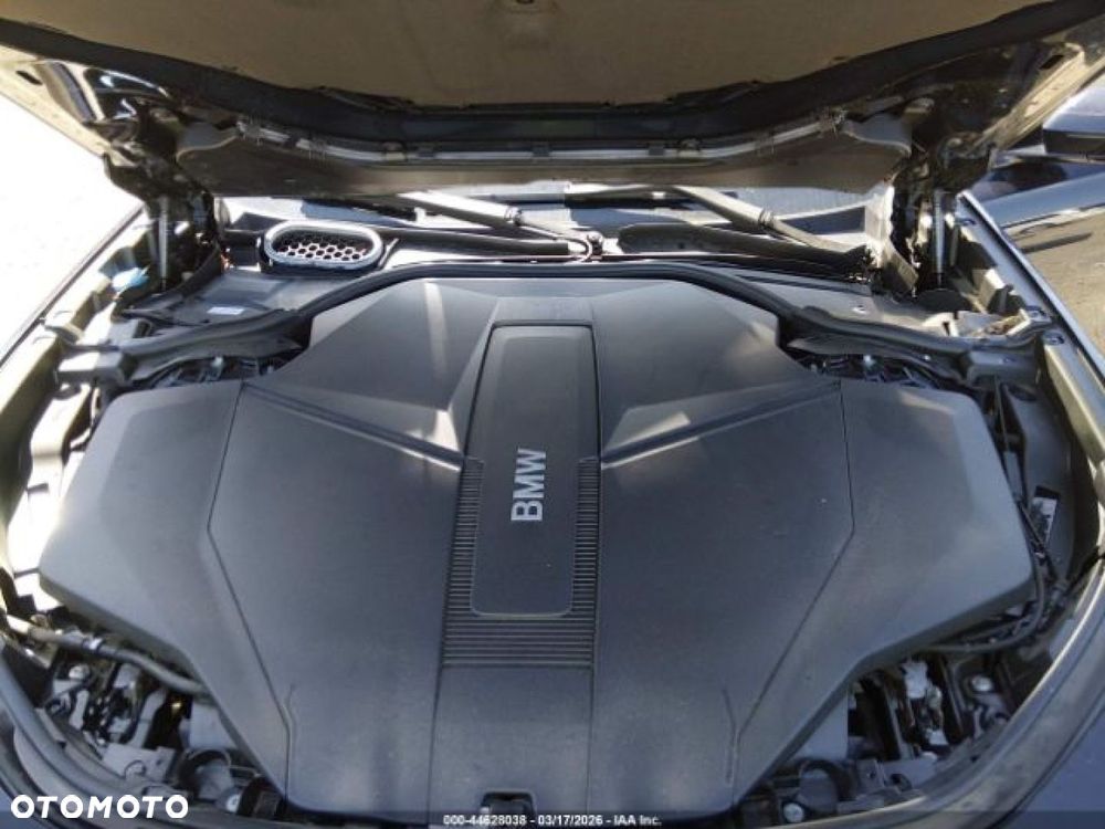 BMW i7 - 12