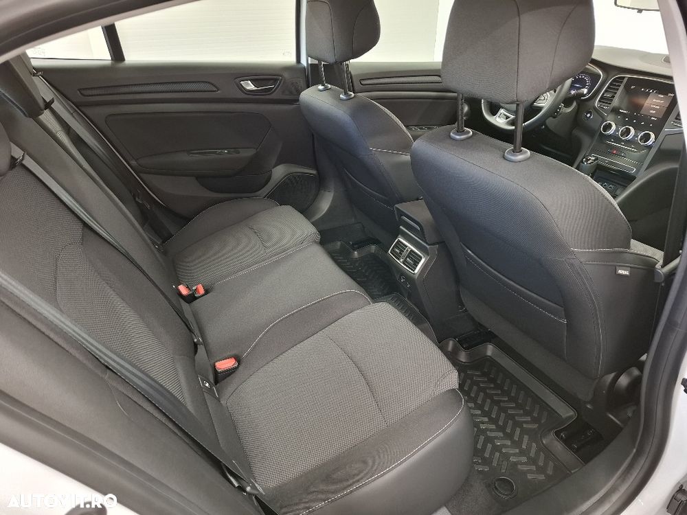 Renault Megane TCE 140 Equilibre - 11
