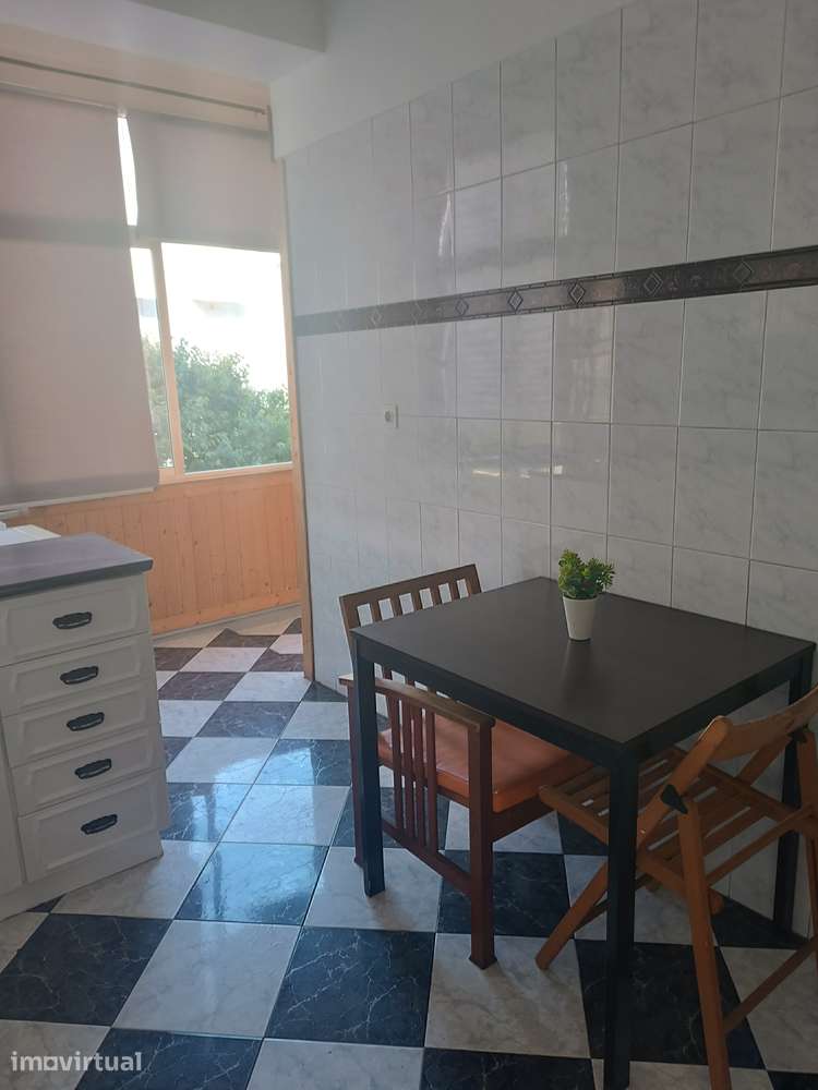 T1 com varanda e ar condicionado em Almada - Grande imagem: 3/11