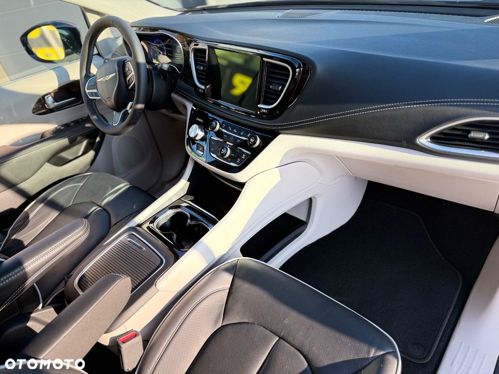 Chrysler Pacifica - 32