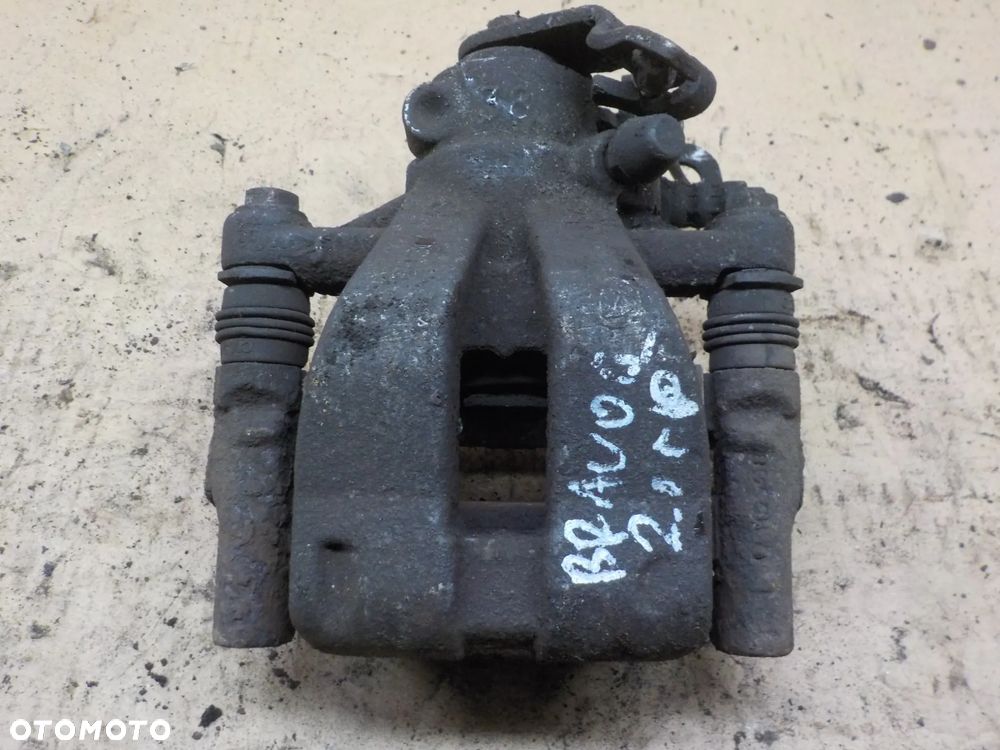 FIAT BRAVO II 2.0 JTD JARZMO ZACISK HAMULCOWY PRAWY TYŁ TYLNY