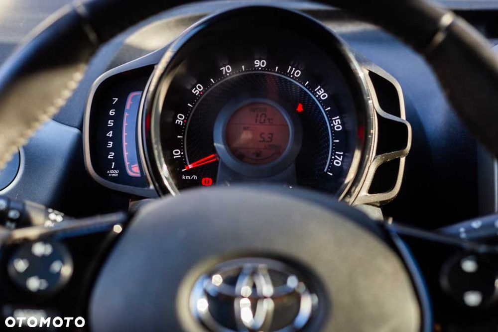 Toyota Aygo x-play connect - 11