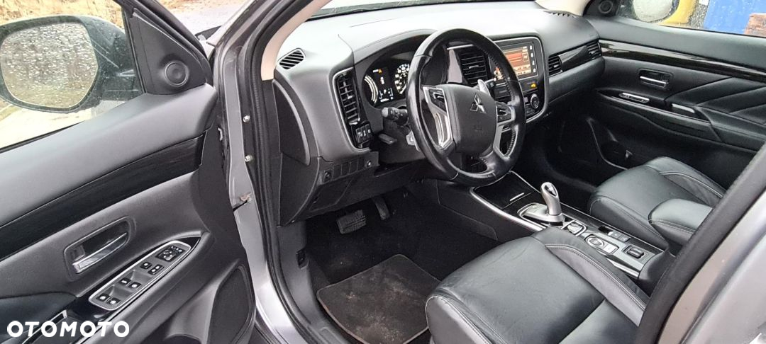 Mitsubishi Outlander 2.0 4WD Plug-In Hybrid Plus - 10